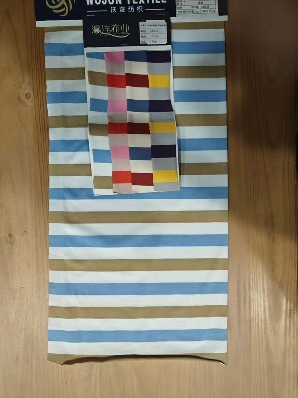 편안하고 구부러지지 않고 피부 친화적인 부드러운 줄무늬 티셔츠