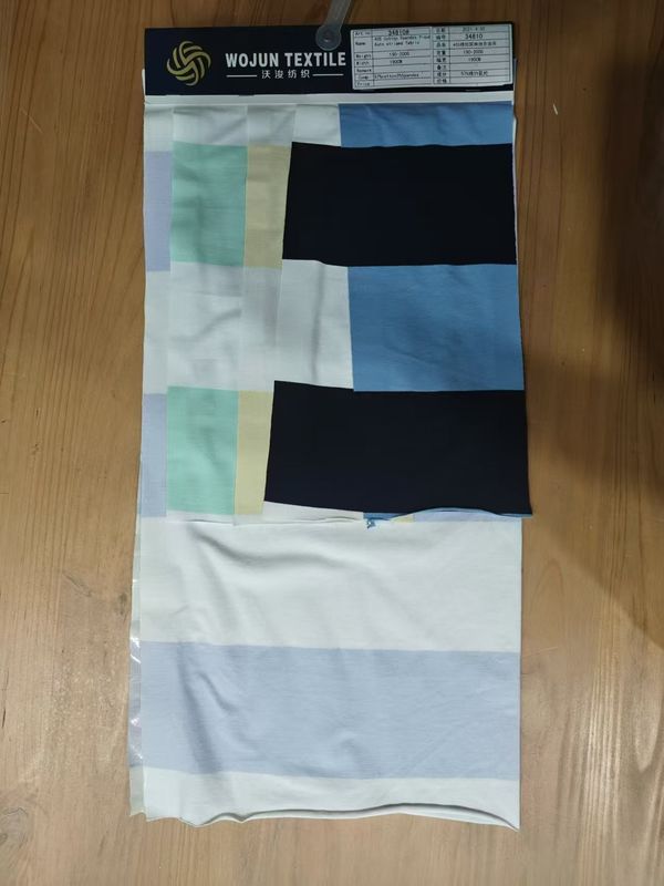 유행적이고 부드럽고 부드럽고 피부 친화적 인 티셔츠의 줄무늬 넥타이