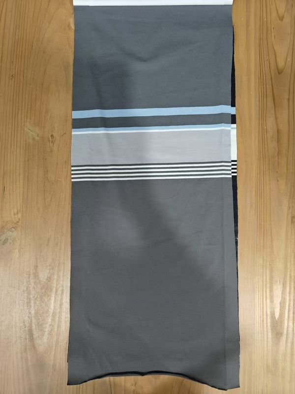 환경 친화적이고 유행적이며 내구성 있고 부드러운 줄무늬 넥타이
