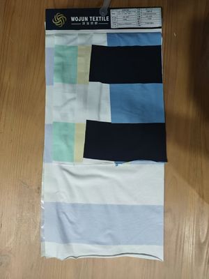유행적이고 부드럽고 부드럽고 피부 친화적 인 티셔츠의 줄무늬 넥타이